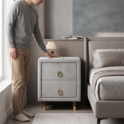 Světle šedý čalouněný noční stolek designový nábytek do ložnice noční stolek