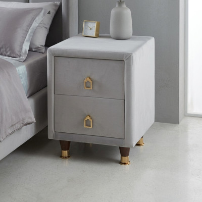 Světle šedý čalouněný noční stolek designový nábytek do ložnice noční stolek
