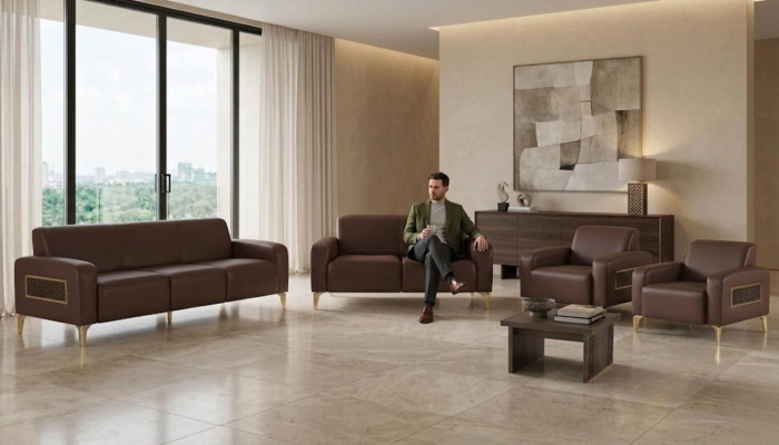 Exkluzivní hnědý pracovní nábytek, designový konferenční stolek, křeslo, 2x pohovky.