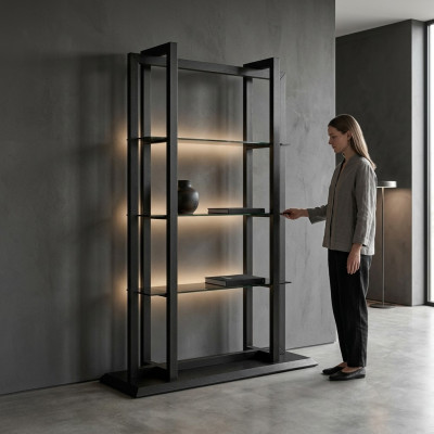 Braunes Holzregal im eleganten Design