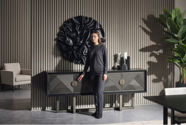 Braune Konsole aus Holz im modernen Design