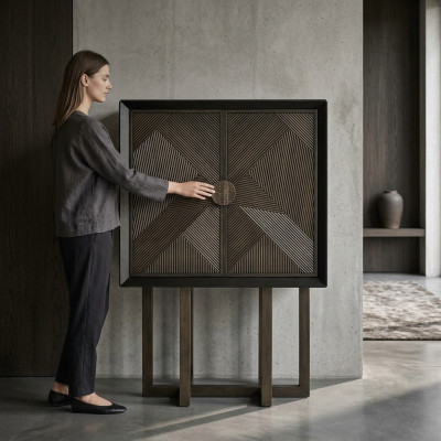 Braune Holzvitrine Elegant Stilvoll Für Wohnraum Präsentation