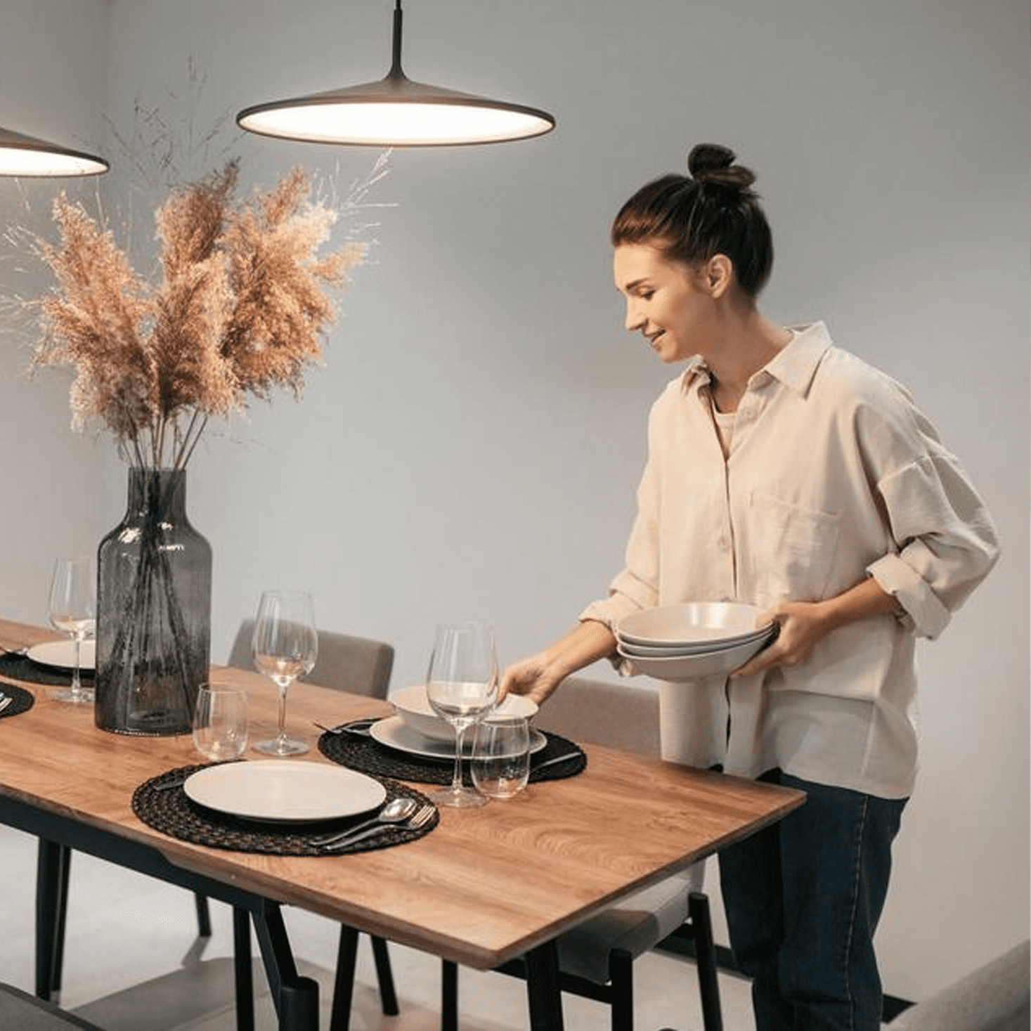 Boční pohled na elegantní jídelní stůl